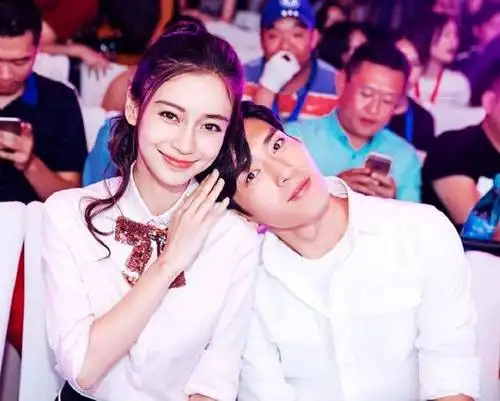 杨颖和谁合照都面带微笑图5却不一样网友这回面无表情了吧