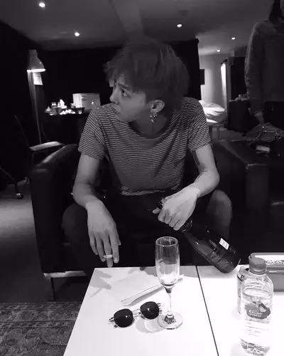 自带萌点男人,gd抽烟喝酒也是个小可爱