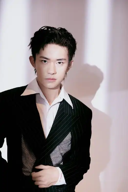 易烊千玺条纹镂空西装帅气图片18