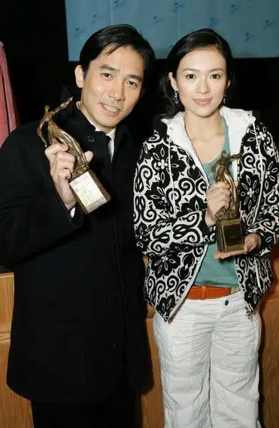 组图:梁朝伟章子怡领取香港电影评论学会大奖