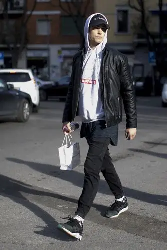 这几款潮男春季连帽卫衣搭配,让你帅到爆炸!