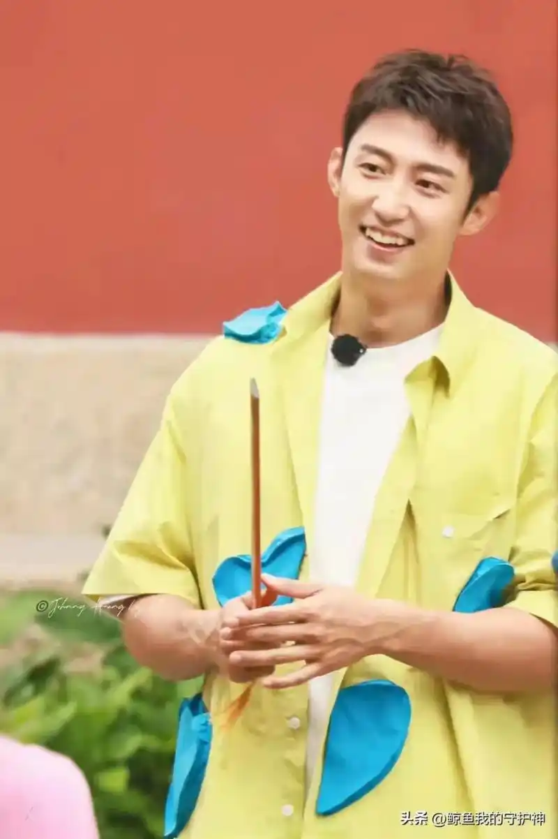 30多岁的黄景瑜,只要一笑露出两个小虎牙,依然像20出头的小伙子,很