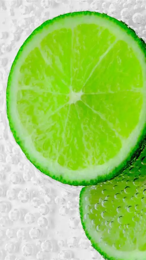 壁纸 绿色柠檬片,泡沫 3840x2160 uhd 4k 高清壁纸, 图片, 照片
