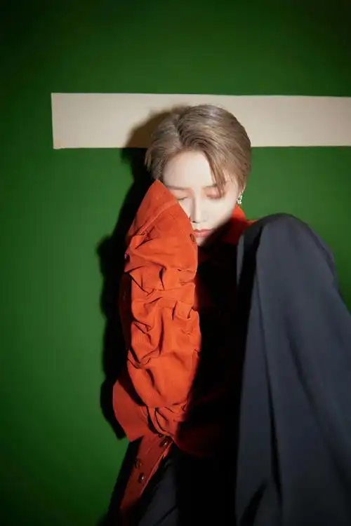 刘雨昕出道三周年橙色写真##刘雨昕出道三周年写真照