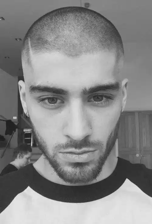 国外男生剃寸头帅酷发型打造国外男生剃出的寸头,激起较强的视觉效果