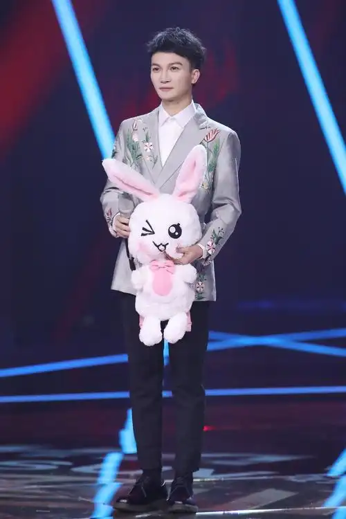 周深再登《蒙面唱将猜猜猜》舞台 专业美声征服人心