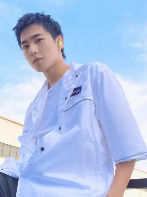 杨洋穿初夏白衬衫晒清爽帅照抿嘴浅笑似邻家学长