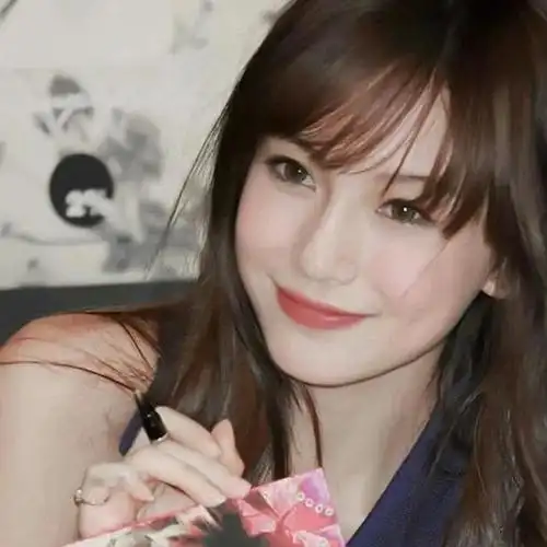 离婚刚满一年,吃完黄晓明"红利"的杨颖,又回到了她的"怪圈"