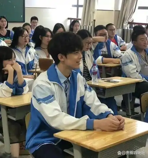 吴磊高中毕业旧照流出,穿校服和同学合影,校草男孩少年感十足