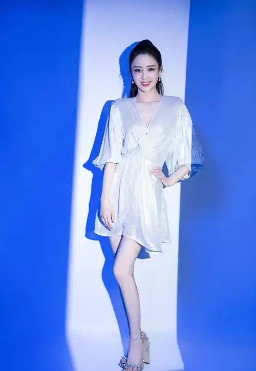 36岁佟丽娅一改往日风格,利落超a发型拍大片,气质越来越时尚_身材_一