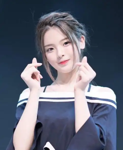 初中学历,"唱歌跑调","流量小花"杨超越是怎么走红的?