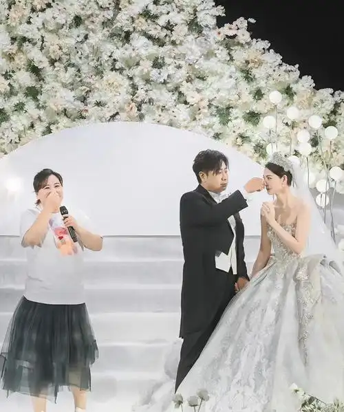 结婚对于任何人来说,都是一件喜庆的事情,作为大碗娱乐的老板贾玲旗下