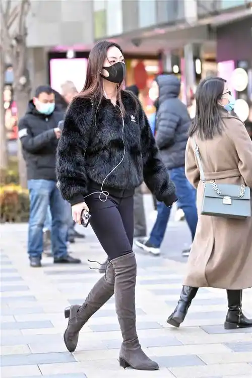 冬季的选择长靴,可以很经典,很多人会选择过膝靴搭配,保暖时尚,还可以