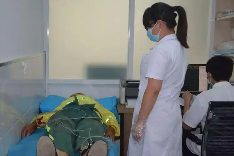 对此,体检医生也是哭笑不得:不用脱裤子,脚脖露出来就可以.