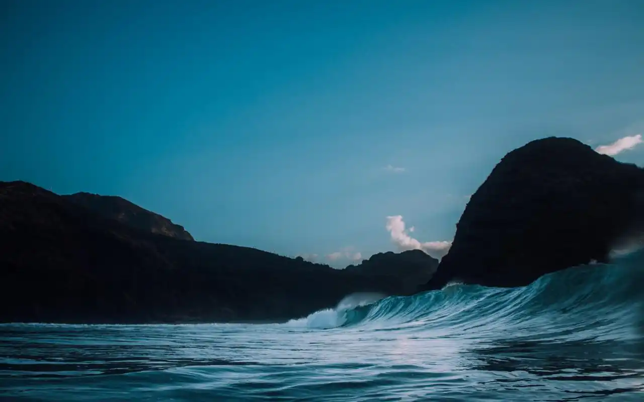 蓝色静谧唯美海面风景图片电脑壁纸