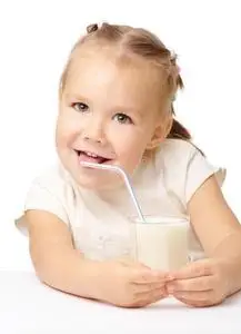 牛奶吸管小女孩用吸管喝牛奶照片