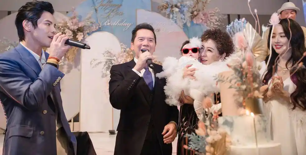 向太为向华强做牛肉面,自称小女人服从性很高,用超大锅好接地气_视频