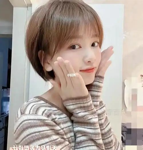 发量多都可以驾驭这款挂耳式短发发型1蓬松感圆脸短发超显头型立体感