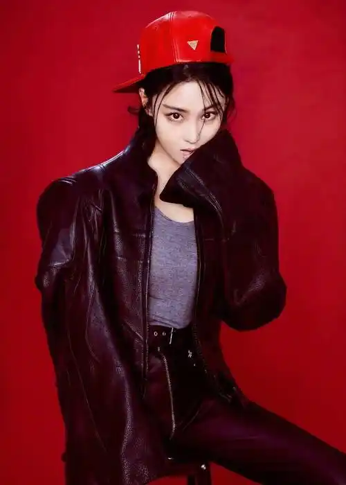 张馨予身穿人鱼裙秀细腰,真怕用力腰会断_身材_紧身_红色