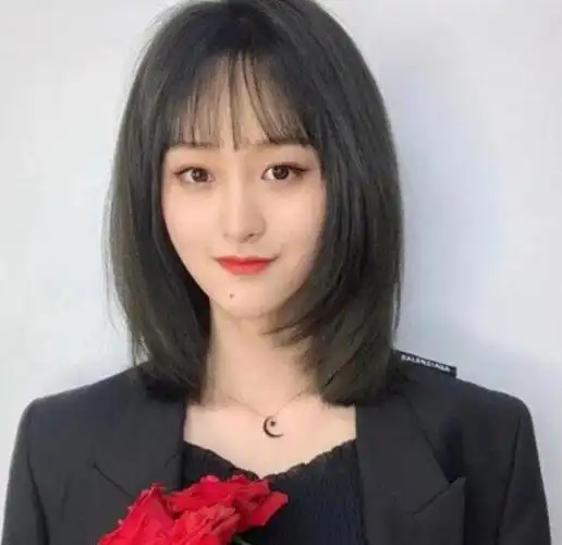 2022层次锁骨直发发型,灵动俏皮的缩骨发发型