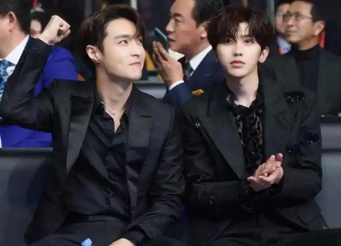 青你再被曝瓜蔡徐坤反吸粉和张艺兴同顶流反超又因粉丝拖后腿