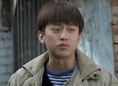 组图:邓超早年旧照曝光 模样青涩五官未变气质却完全不同