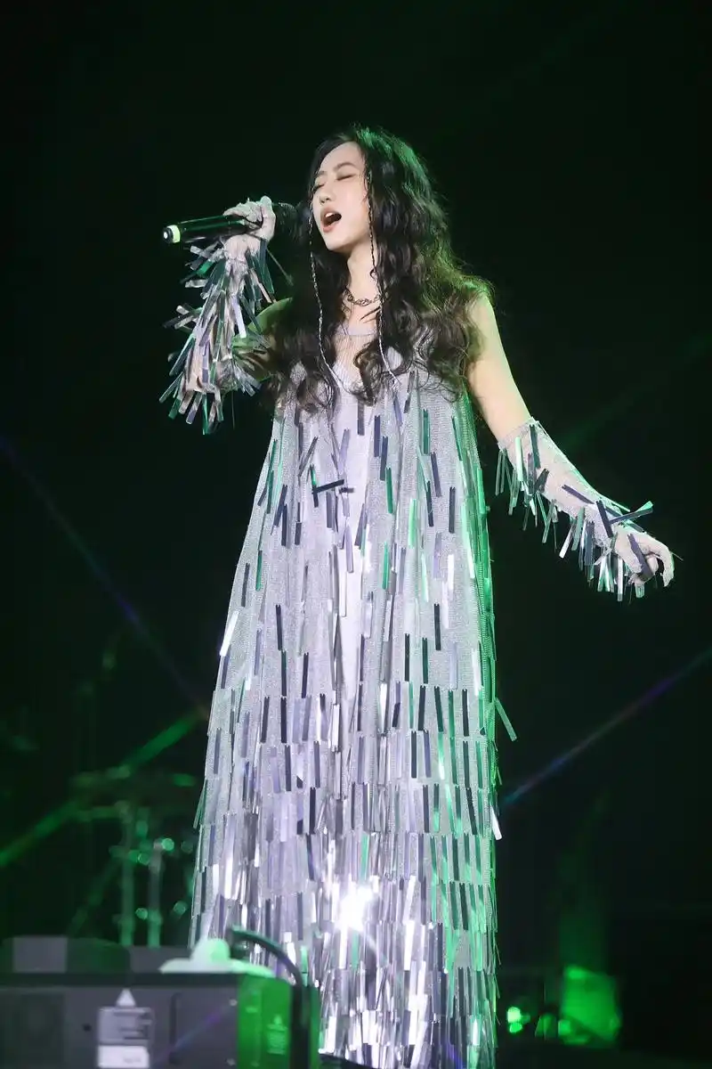 陈粒星光闪闪雨夜浪漫 成都🍓音乐节📷:我 #音 - 抖音