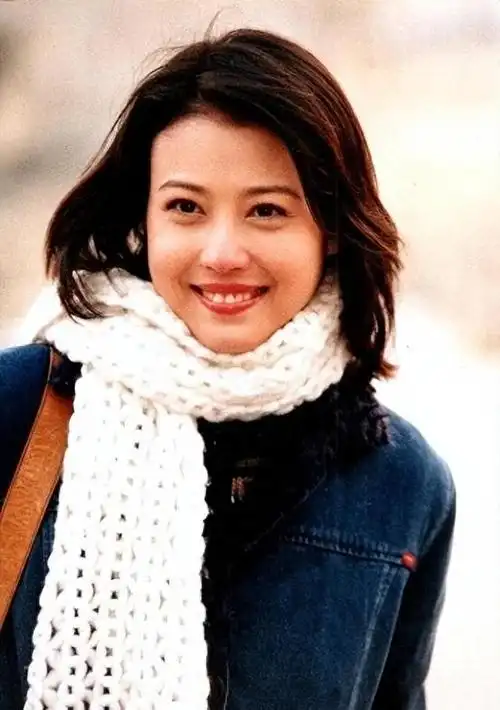 娱乐圈中涌现了许多看起来不老的女明星,但像周海媚这样的60后明星,看