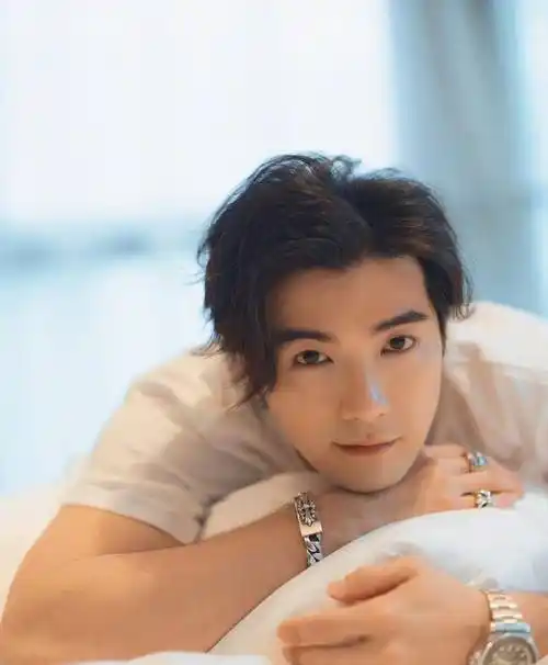 "女儿奴"贺军翔再上线!跪地为女儿拍美照,父女互动温馨有爱