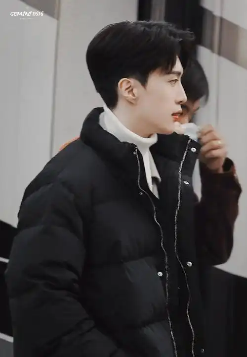 范丞丞#饭拍无修侧颜鲨系列,轮廓分明的喉结太鲨我了