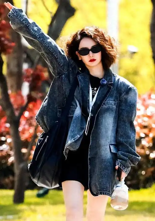 戚薇《女子推理社》上班路透,牛仔长款外套搭老爹鞋,又酷又美!