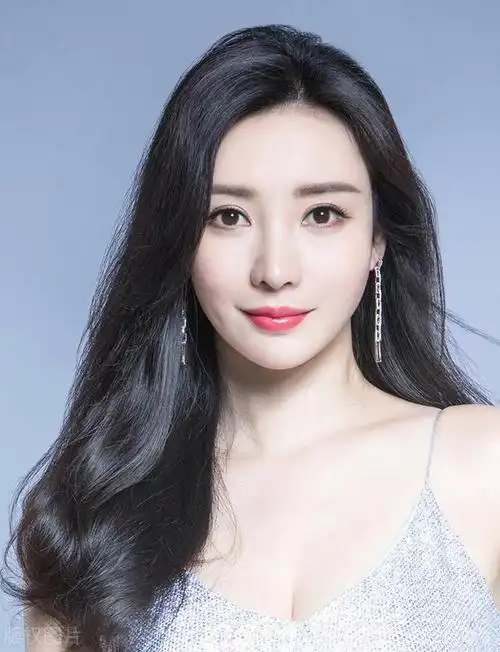 柳岩穿露背紧身连衣裙,玲珑有致的身材,引领时尚潮流