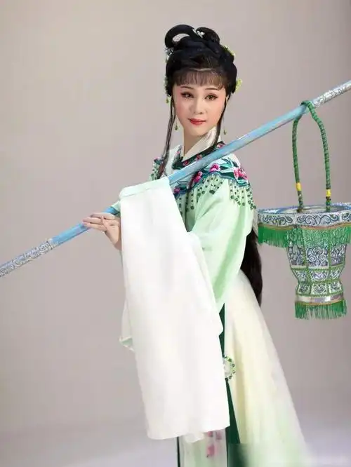 10,陈晓红,女,杭州越剧院国家一级演员,王派,师承著名越剧表演艺术家