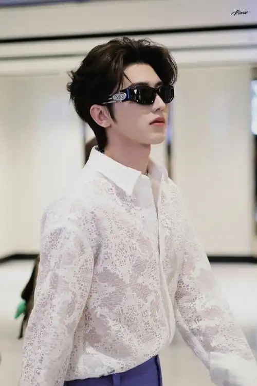 蔡徐坤侧腰飘带好长##奔跑吧泰国路透