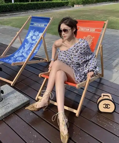 王思聪女友慎婕秀长腿