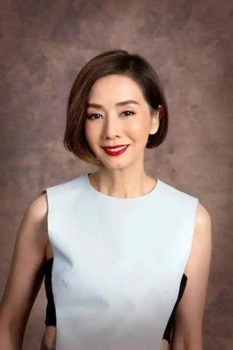 知名港星毛舜筠晒度假照!62岁冻龄有术,俩女儿颜值不输女明星