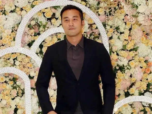 据台湾媒体报道,32岁男神张孝全[微博]与女星万茜分手后,被拍到与圈外