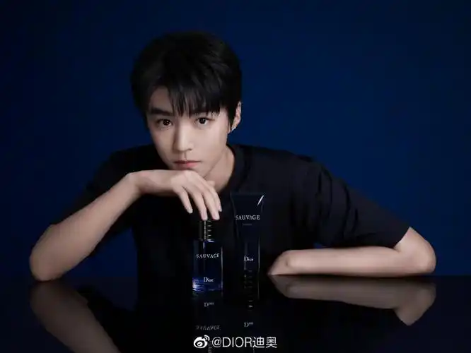 王俊凯全黑造型#王俊凯最新大片all black穿搭沉稳帅气轮廓清晰悼凯