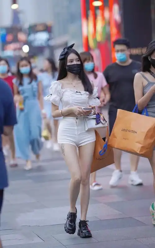 穿白色短裤的小姐姐