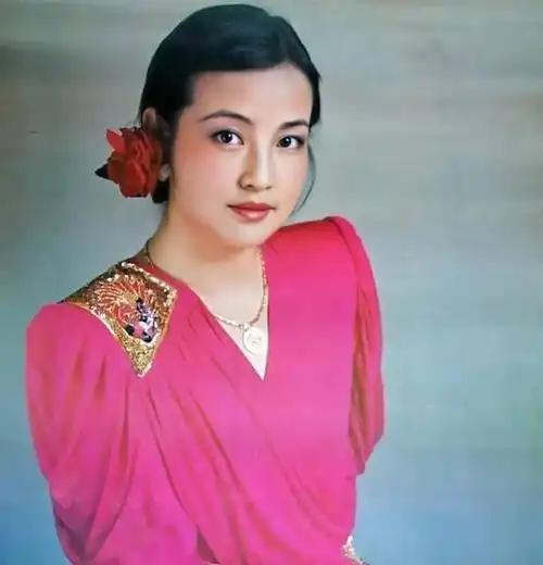 看完刘晓庆年轻照片妩媚动人才明白姜文陈国军为啥前仆后继