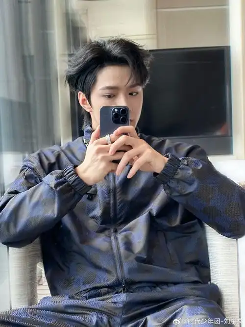 微博之夜加速器##刘耀文 捕光炽梦寄愿破新局##新生代演员刘耀文