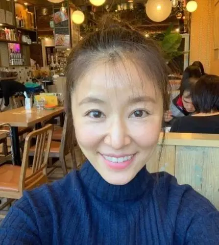 林心如罕见晒出素颜自拍照,没有化妆品的遮掩显得老了许多