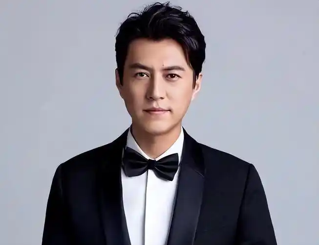 5位越老越帅的男星年轻时其貌不扬人过中年却儒雅帅气