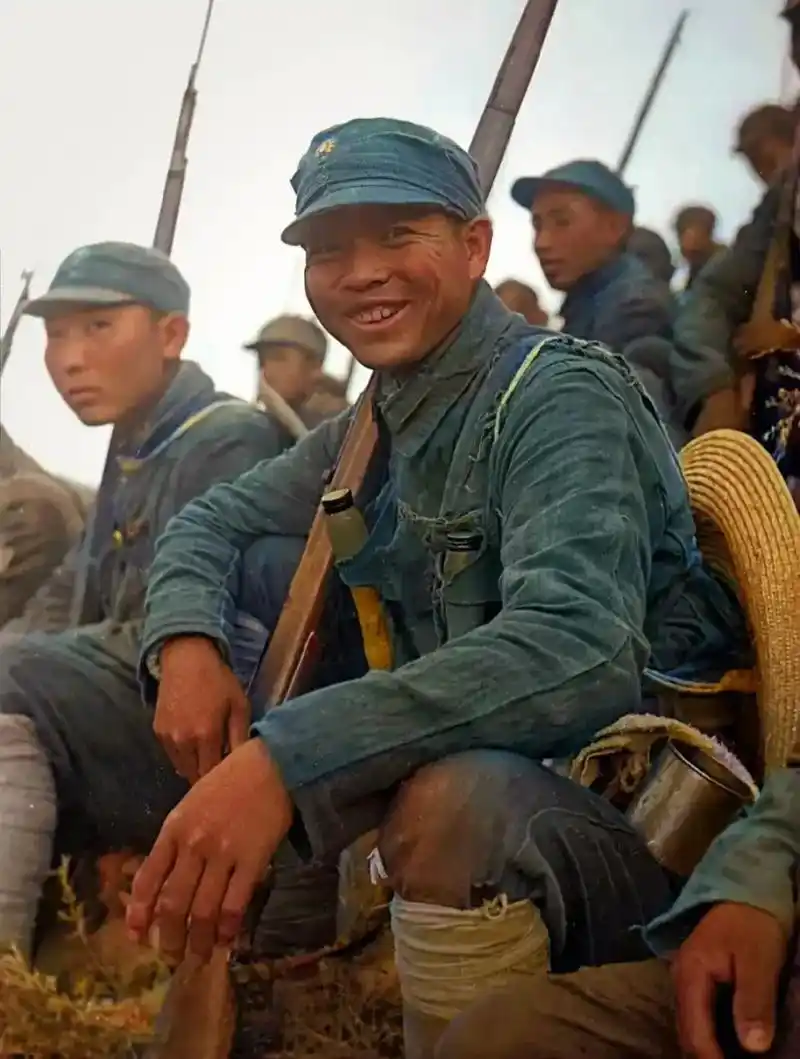 时期,真实的八路军战士留影,照片中这位战士穿着一身破旧但整齐的军装