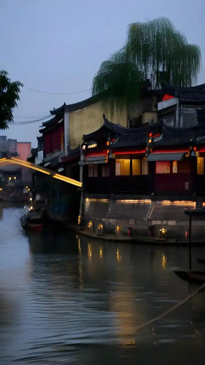 系风景#氛围感,请用你现有的文化描述此景:在这个暮色下的江南小镇,你