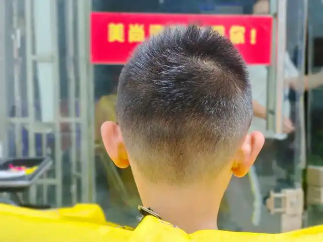 2021小男孩发型这样剪,时尚有型很精神,真帅气