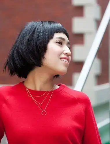 浅黄侧分中长玉米须烫发侧分的中长玉米须烫发选择了浅黄色的染发后