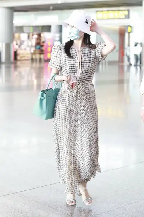 童年女神舒畅长裙秀曼妙身材气质文艺大长腿吸睛