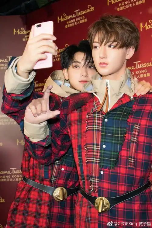 黄子韬兄弟相逢亲密合照同样的衣服和造型你能分辨出来吗