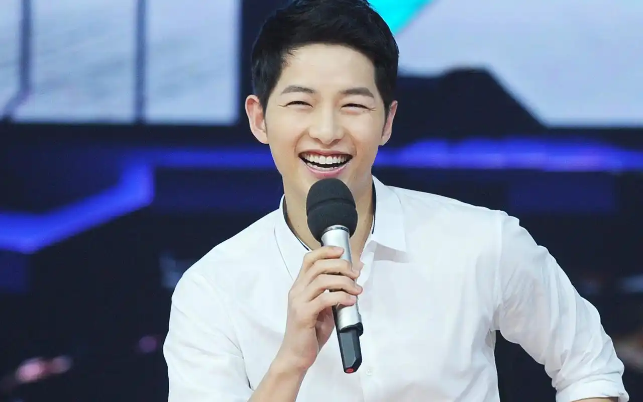 宋仲基快乐大本营白衬衫帅气图片桌面壁纸